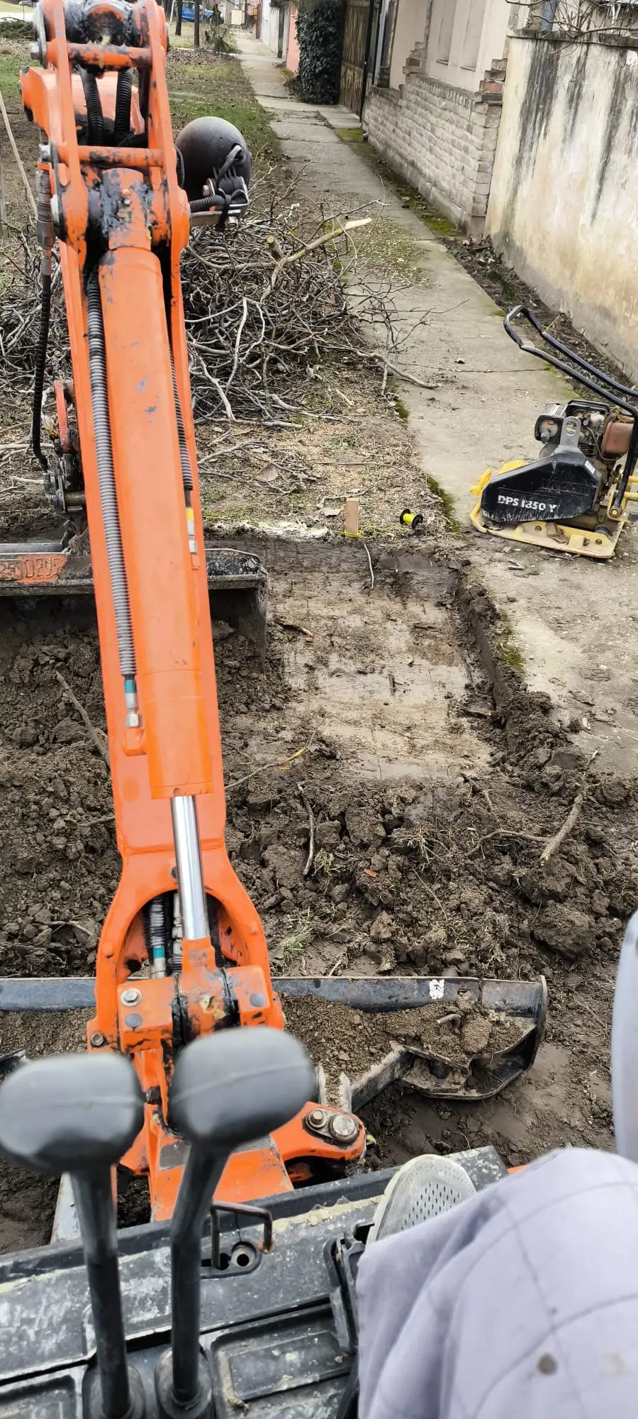 Pogled iz kabine bagera na iskopan kanal duž staze