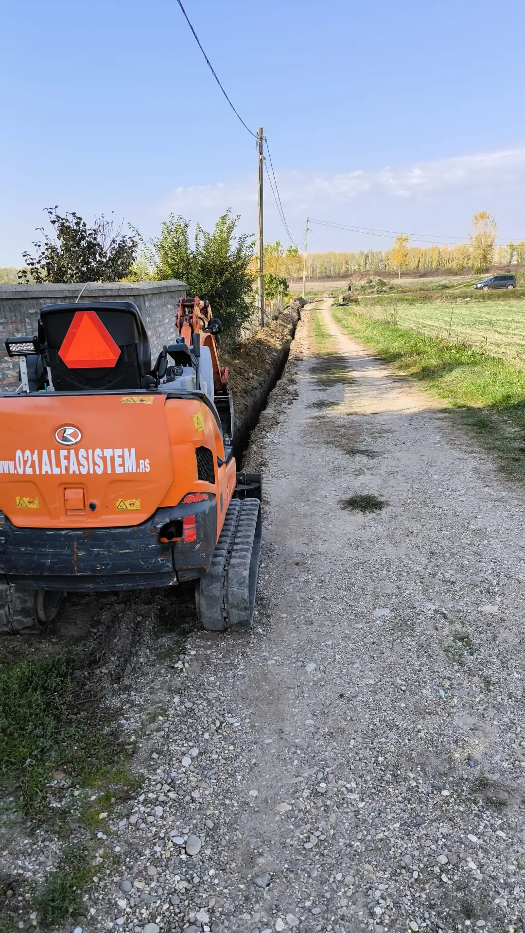 Bager 021 Alfa Sistem kopa dugačak kanal pored poljskog puta