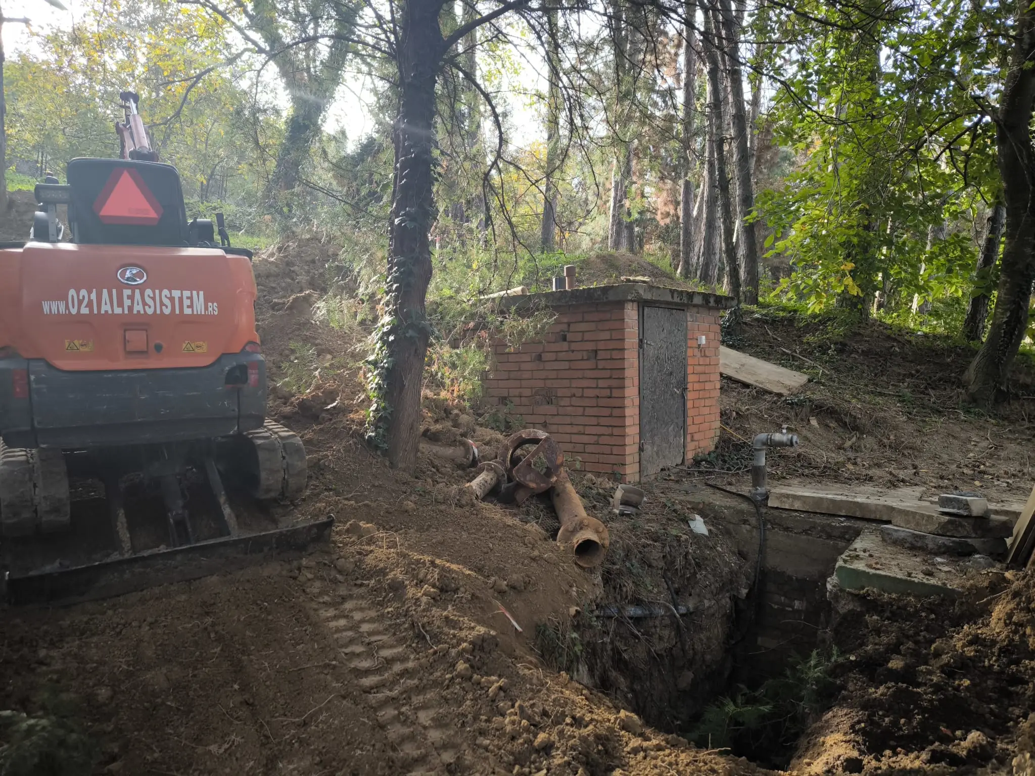 Bager 021 Alfa Sistem kopa kanal za instalacije na pošumljenoj parceli