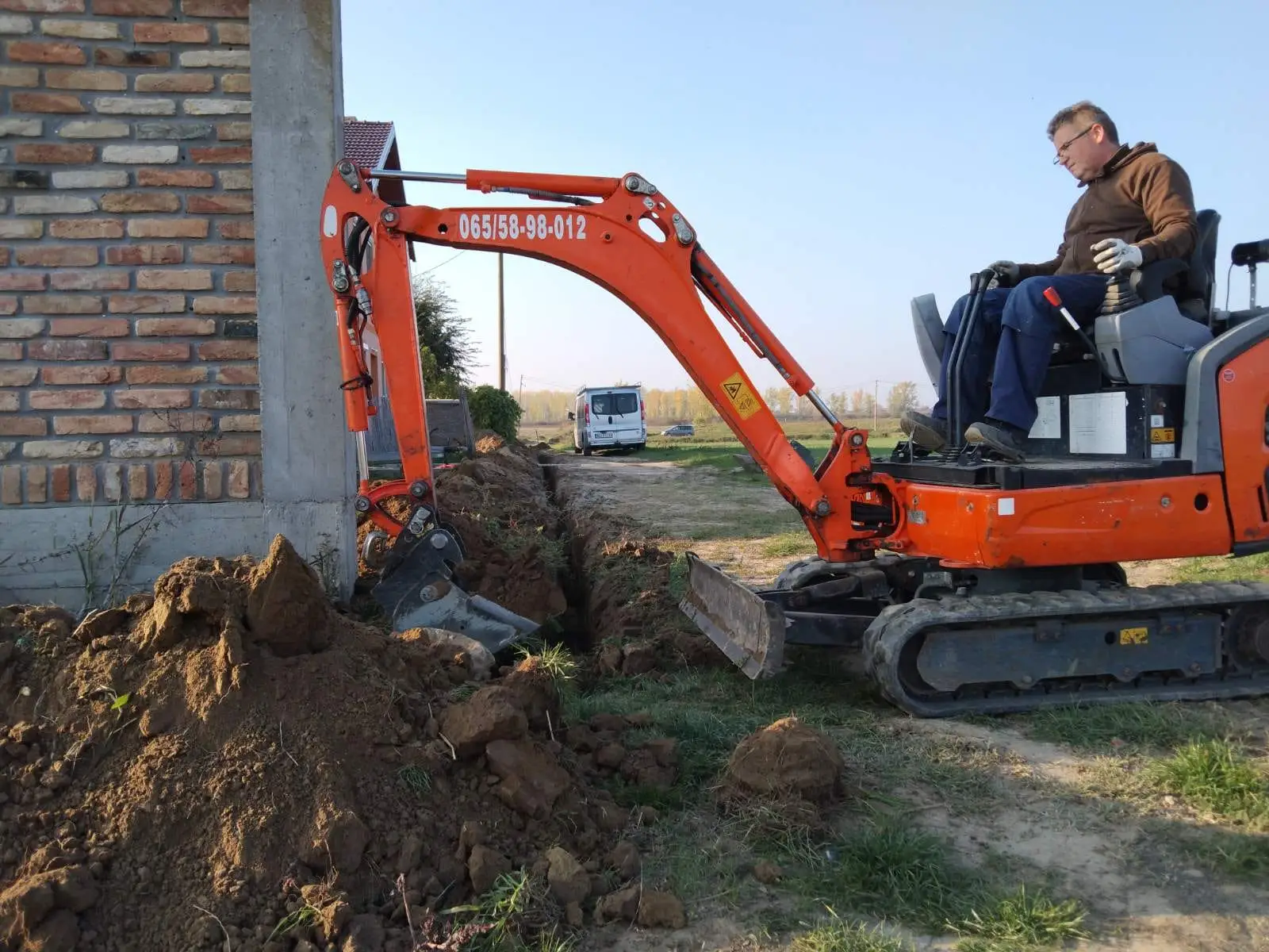 Mini bager 021 Alfa Sistem kopa kanal uz betonski temelj kuće