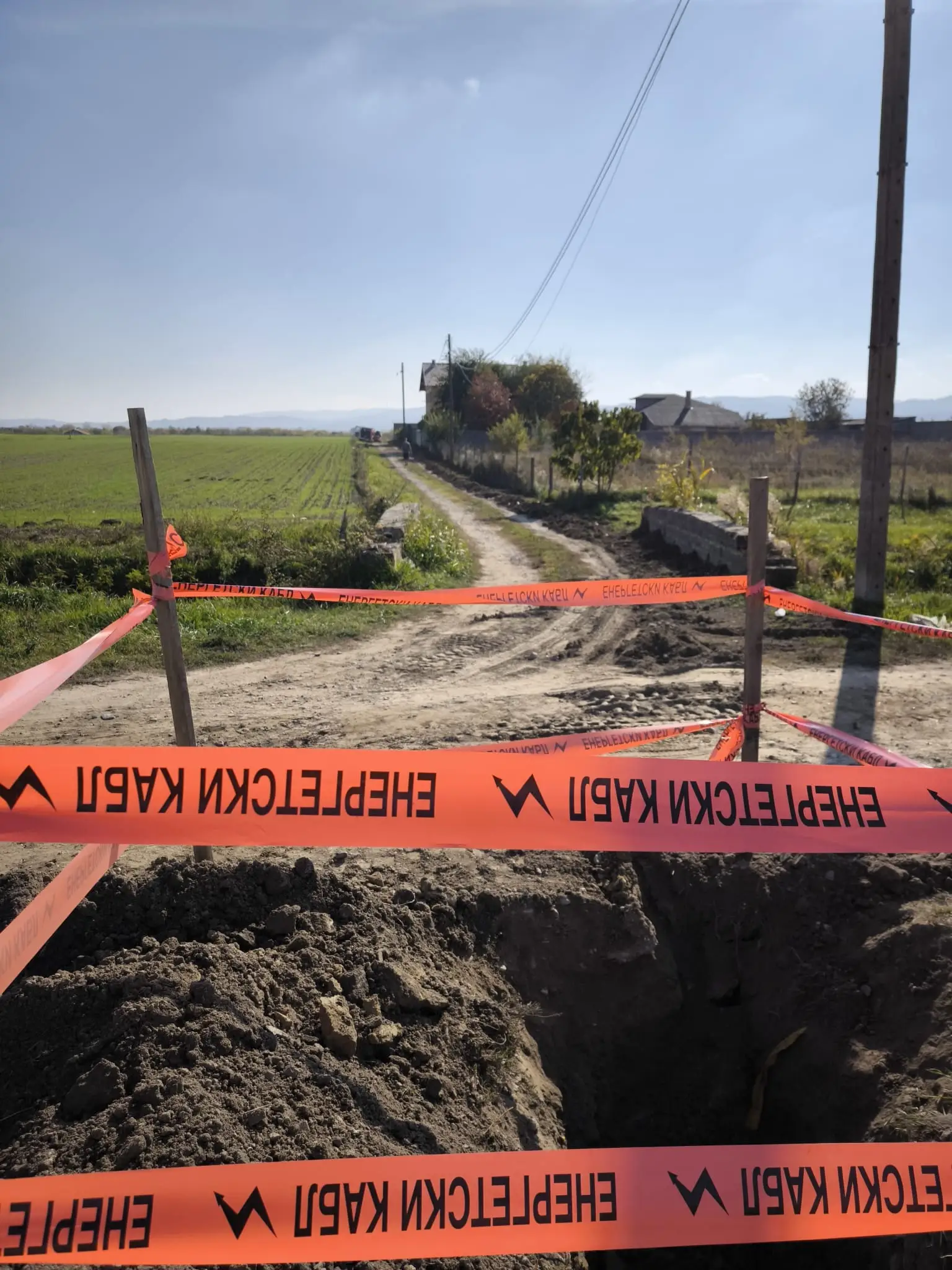 Iskopan rov za energetski kabl obeležen narandžastom upozoravajućom trakom